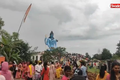 Shravan Somvar Balrampur: कांवड़ लेकर शिवालय पहुंचे श्रद्धालु, तातापानी में उमड़ी भीड़