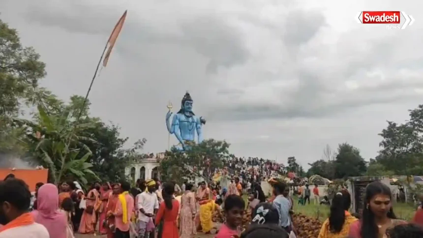 Shravan Somvar Balrampur: कांवड़ लेकर शिवालय पहुंचे श्रद्धालु, तातापानी में उमड़ी भीड़