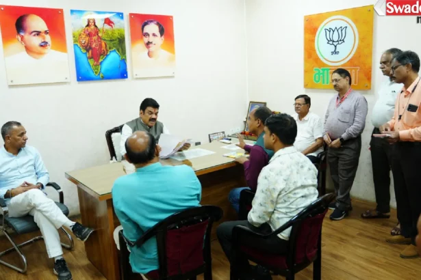 bhopal-mp-cabinet-minister-govind-singh-rajput-listen-party-workers-problem/