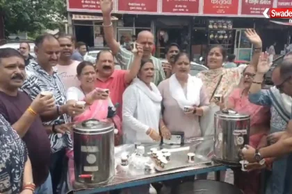 हल्द्वानी में चीनी की बढ़ती कीमतों के विरोध में फीकी चाय पिलाते कांग्रेस कार्यकर्ता