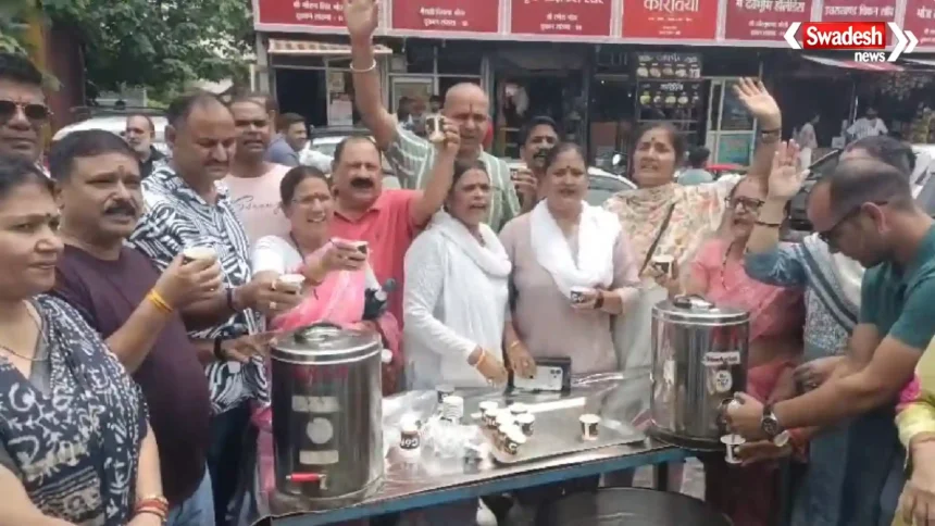 हल्द्वानी में चीनी की बढ़ती कीमतों के विरोध में फीकी चाय पिलाते कांग्रेस कार्यकर्ता