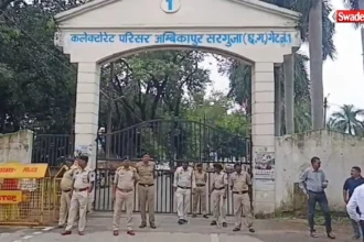 अंबिकापुर में TET की अनिवार्यता खत्म करने की मांग को लेकर रैली निकालते शिक्षक