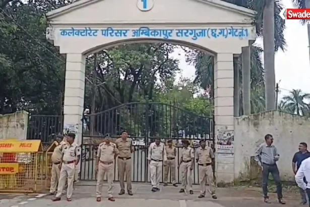 अंबिकापुर में TET की अनिवार्यता खत्म करने की मांग को लेकर रैली निकालते शिक्षक