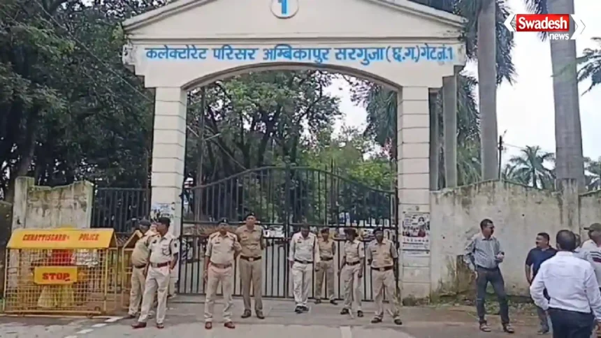 अंबिकापुर में TET की अनिवार्यता खत्म करने की मांग को लेकर रैली निकालते शिक्षक