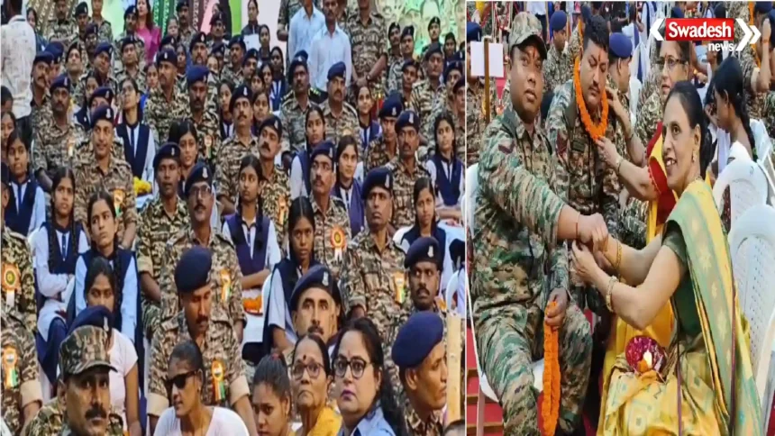 रायपुर में स्नेह की डोर कार्यक्रम में जवानों को राखी बांधती स्कूली बच्चियां