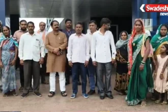 भाटापारा विधायक इन्द्र साव पुलिस अधीक्षक से शिकायत करते हुए