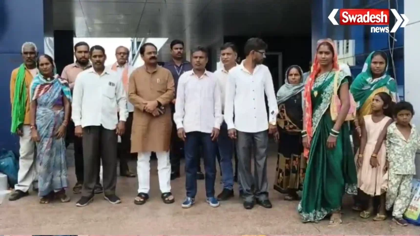 भाटापारा विधायक इन्द्र साव पुलिस अधीक्षक से शिकायत करते हुए
