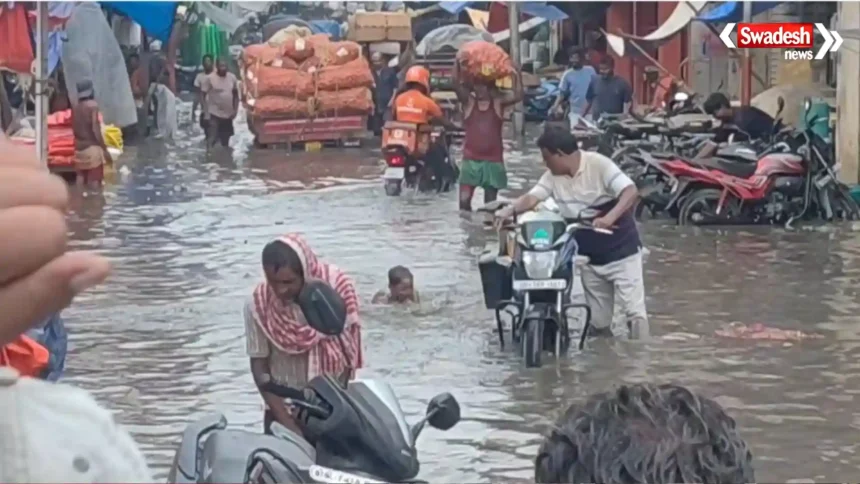 भागलपुर में 10 मिनट की बारिश के बाद सड़कों पर घुटने भर पानी
