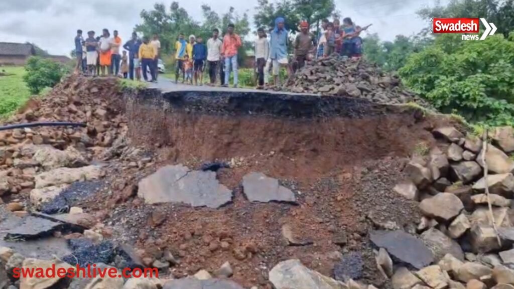 डिंडोरी में बारिश से क्षतिग्रस्त 7 करोड़ की सड़क और धमनी गांव के पास ढहा पुल