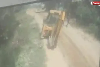 अरावली क्षेत्र में अवैध खनन के दौरान वन विभाग द्वारा पकड़ी गई जेसीबी