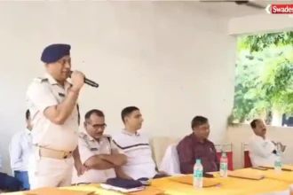 मधुपुर थाना परिसर में ईद मिलादुन्नबी को लेकर आयोजित शांति समिति की बैठक