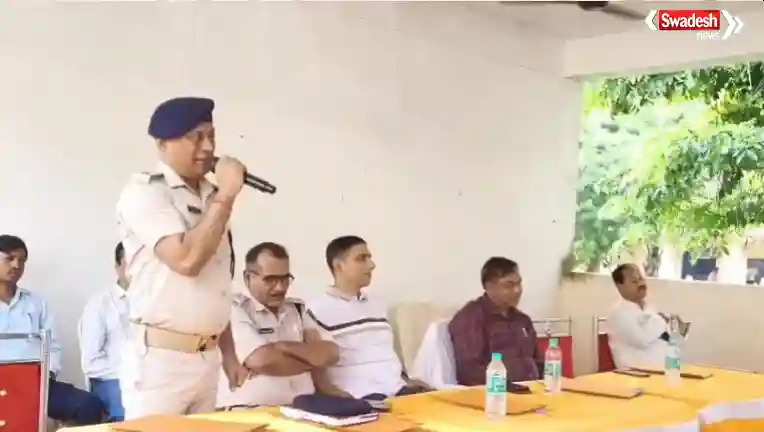मधुपुर थाना परिसर में ईद मिलादुन्नबी को लेकर आयोजित शांति समिति की बैठक