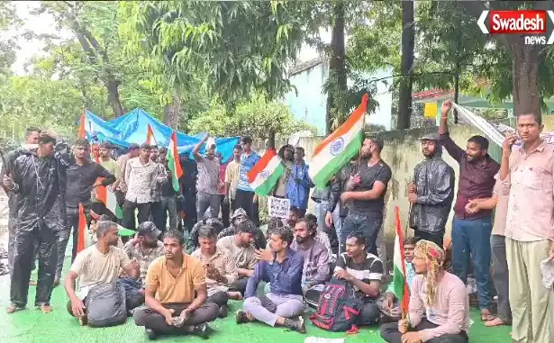 कवर्धा में पुलिस आरक्षक भर्ती की सेकंड लिस्ट की मांग को लेकर अभ्यर्थियों का प्रदर्शन