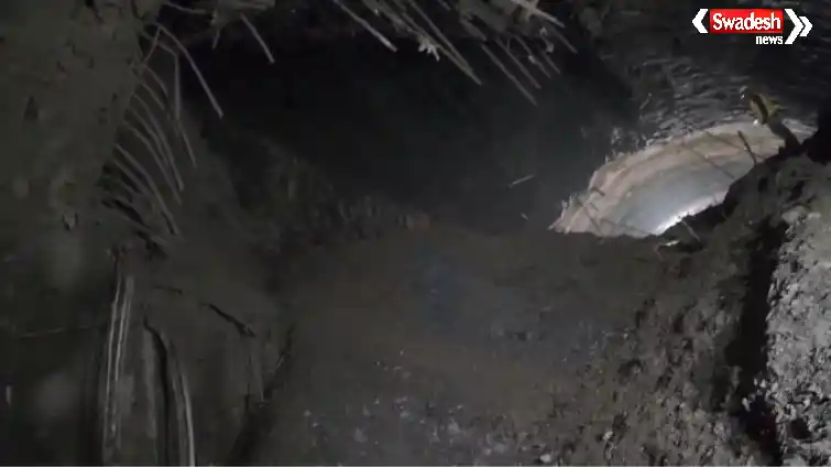 Silkyara Tunnel Landslide: उत्तरकाशी टनल में फिर आया मलबा