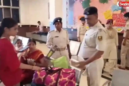 जमालपुर रेलवे स्टेशन पर यात्रियों के सामान की जांच करती रेल पुलिस