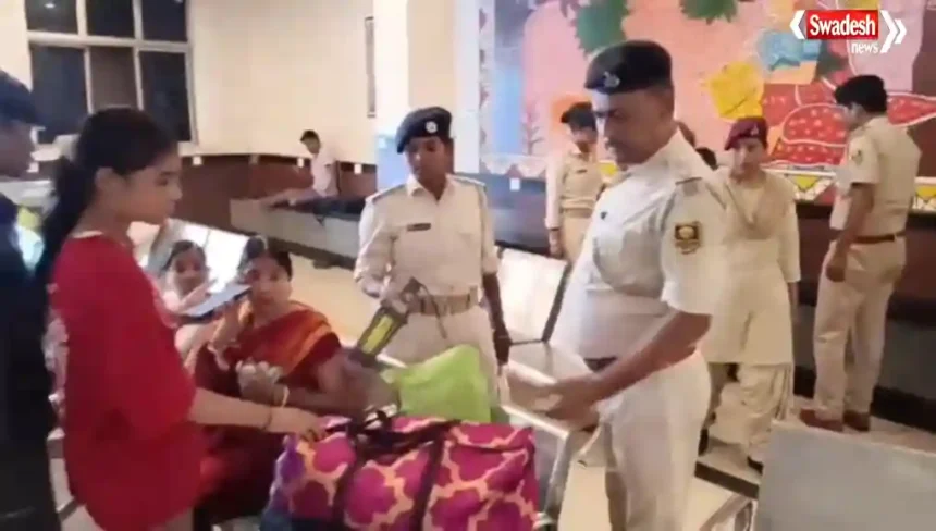 जमालपुर रेलवे स्टेशन पर यात्रियों के सामान की जांच करती रेल पुलिस