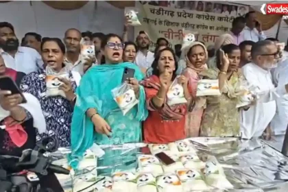 चंडीगढ़ में महंगाई के खिलाफ चीनी का लंगर लगाकर प्रदर्शन करते कांग्रेस कार्यकर्ता
