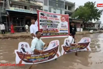 जयपुर के कालवाड़ रोड पर जलभराव के बीच नाव चलाकर विरोध प्रदर्शन करते स्थानीय लोग