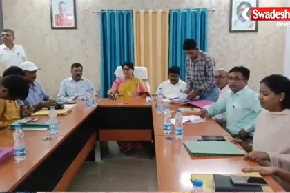 जमशेदपुर में परियोजना समिति की बैठक में विकास योजनाओं पर चर्चा करते विधायक