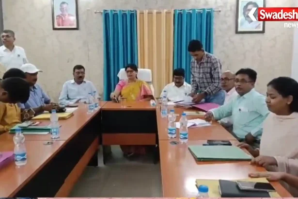 जमशेदपुर में परियोजना समिति की बैठक में विकास योजनाओं पर चर्चा करते विधायक