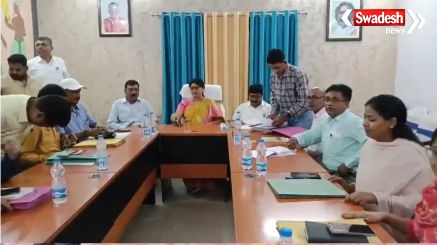 जमशेदपुर में परियोजना समिति की बैठक में विकास योजनाओं पर चर्चा करते विधायक