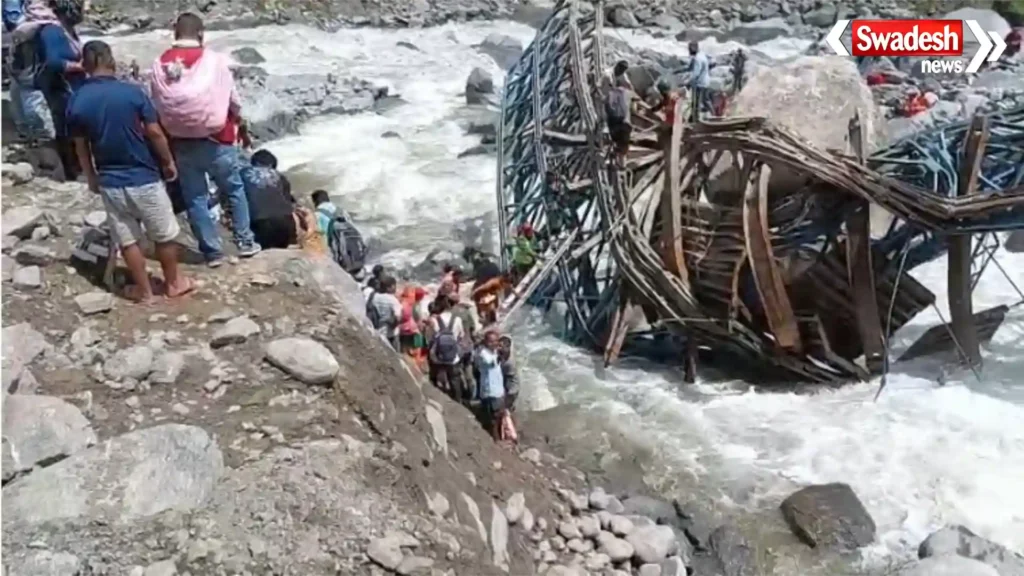 Kulagarh Valley Bridge मलबे और बोल्डरों से टूटने के बाद का दृश्य