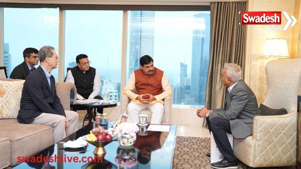 मुंबई इंवेस्टर राउंड टेबल में मुख्यमंत्री डॉ. मोहन यादव और केंद्रीय मंत्री ज्योतिरादित्य सिंधिया निवेशकों को मध्यप्रदेश में टेलीकॉम निवेश के लिए आमंत्रित करते हुए