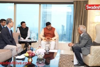 मुंबई इंवेस्टर राउंड टेबल में मुख्यमंत्री डॉ. मोहन यादव और केंद्रीय मंत्री ज्योतिरादित्य सिंधिया निवेशकों को मध्यप्रदेश में टेलीकॉम निवेश के लिए आमंत्रित करते हुए