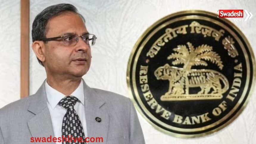 RBI गवर्नर संजय मल्होत्रा रेपो रेट 5.25 प्रतिशत पर बरकरार रखने की घोषणा करते हुए