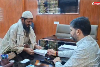 जामताड़ा जनता दरबार में फरियादियों की शिकायतें सुनते डीसी आलोक कुमार