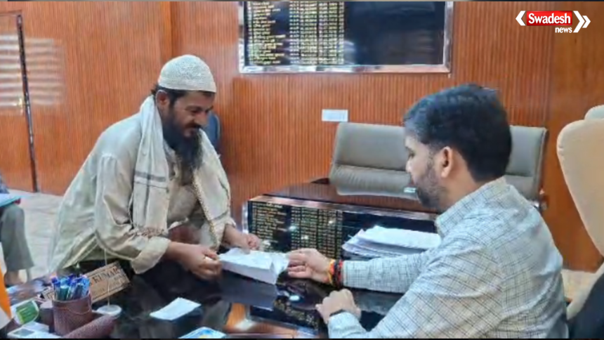 जामताड़ा जनता दरबार में फरियादियों की शिकायतें सुनते डीसी आलोक कुमार