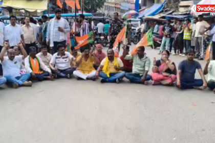 झारखंड बंद के दौरान दुमका में छात्रों के समर्थन में भाजपा का प्रदर्शन