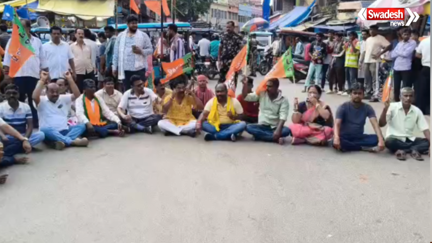झारखंड बंद के दौरान दुमका में छात्रों के समर्थन में भाजपा का प्रदर्शन