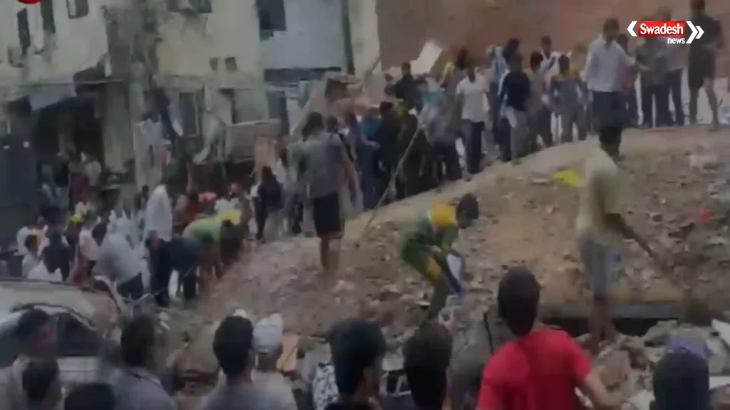 Delhi Building Collapse satya-niketan-hostel