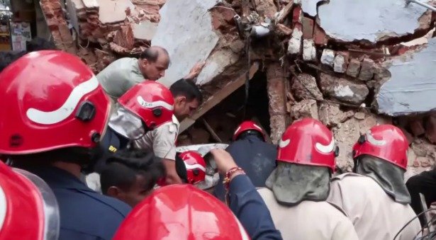 Delhi Building Collapse satya-niketan-hostel