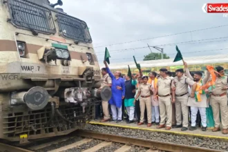 वेंकटनगर रेलवे स्टेशन पर नर्मदा एक्सप्रेस का स्टॉपेज बहाल होने के बाद ट्रेन को हरी झंडी दिखाते जनप्रतिनिधि