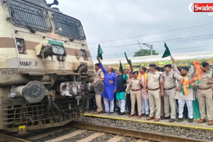वेंकटनगर रेलवे स्टेशन पर नर्मदा एक्सप्रेस का स्टॉपेज बहाल होने के बाद ट्रेन को हरी झंडी दिखाते जनप्रतिनिधि