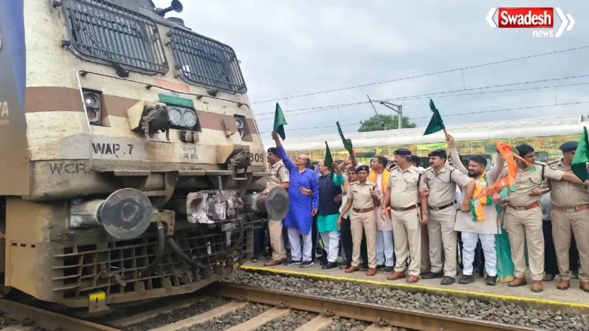 वेंकटनगर रेलवे स्टेशन पर नर्मदा एक्सप्रेस का स्टॉपेज बहाल होने के बाद ट्रेन को हरी झंडी दिखाते जनप्रतिनिधि