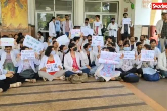 Gwalior Intern Doctors Protest: 200 से ज्यादा डॉक्टर धरने पर, 30 हजार स्टाइपेंड की मांग