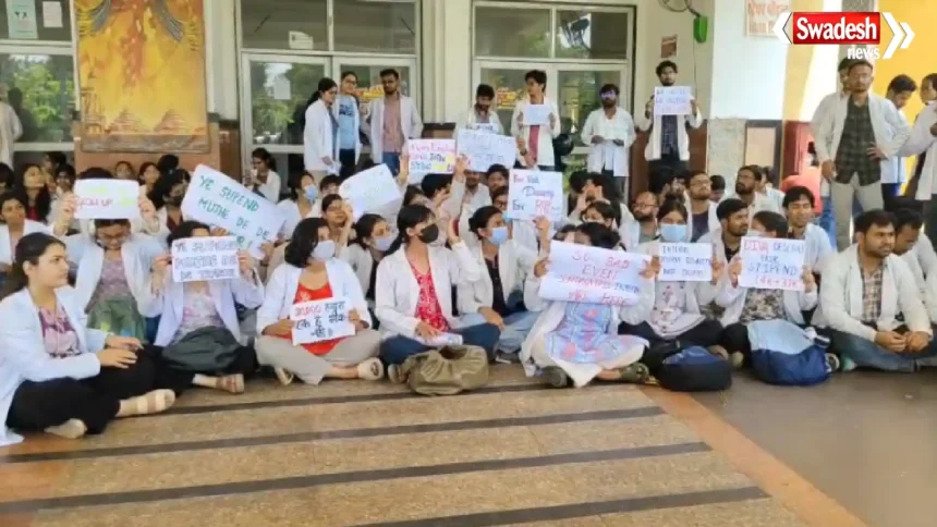 Gwalior Intern Doctors Protest: 200 से ज्यादा डॉक्टर धरने पर, 30 हजार स्टाइपेंड की मांग
