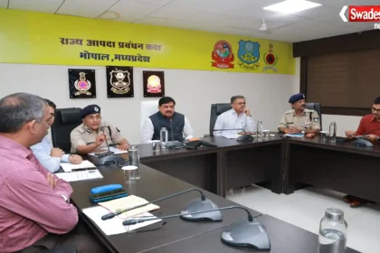SDRF स्टेट कमांड सेंटर में बाढ़ की स्थिति की समीक्षा करते CM मोहन यादव