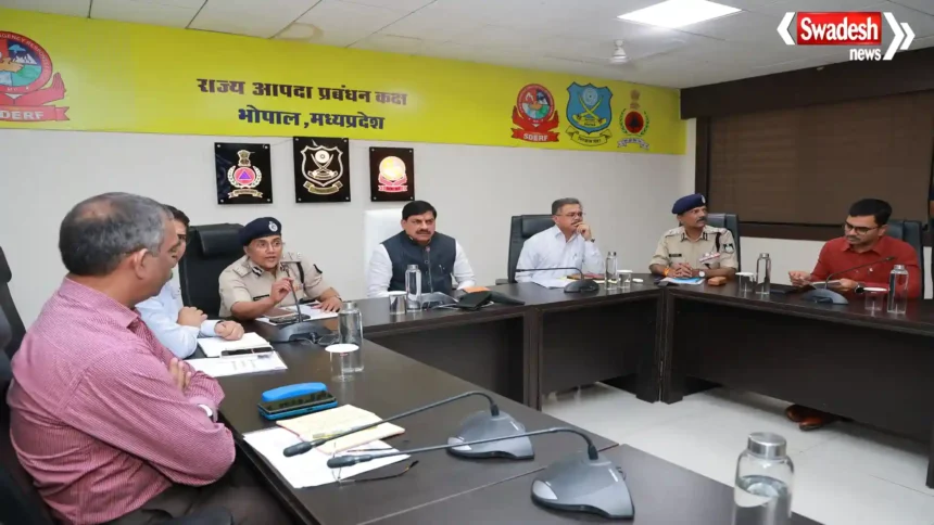 SDRF स्टेट कमांड सेंटर में बाढ़ की स्थिति की समीक्षा करते CM मोहन यादव