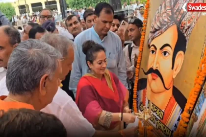 Aarti Singh Rao Charkhi Dadri कार्यक्रम में लोगों को संबोधित करती हुईं