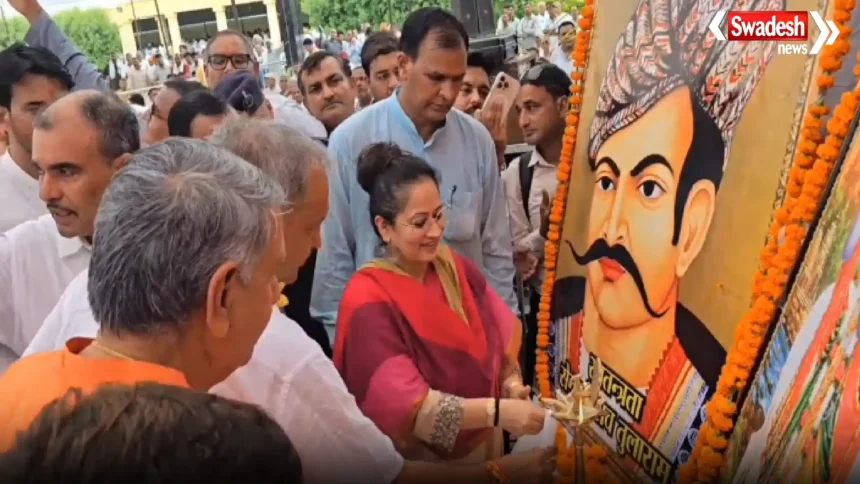Aarti Singh Rao Charkhi Dadri कार्यक्रम में लोगों को संबोधित करती हुईं