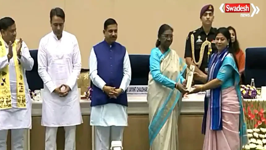 शिक्षक दिवस पर राष्ट्रपति द्रौपदी मुर्मु ने मध्यप्रदेश के दो शिक्षकों को राष्ट्रीय शिक्षक पुरस्कार 2026 से सम्मानित किया।