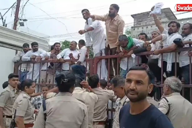 Kalpana Mishra Death Case Congress protest outside Deputy CM Rajendra Shukla residence