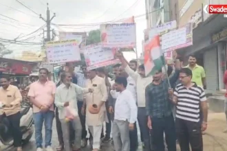 Congress protest over damaged roads and potholes in Vidisha
