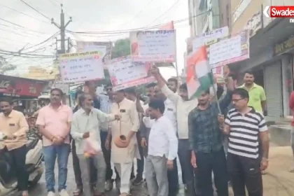 Congress protest over damaged roads and potholes in Vidisha