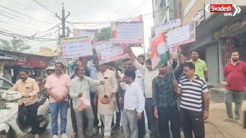 Congress protest over damaged roads and potholes in Vidisha