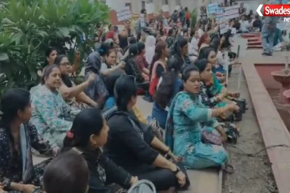 इंदौर के राजवाड़ा में TET परीक्षा की अनिवार्यता के विरोध में शिक्षकों का प्रदर्शन